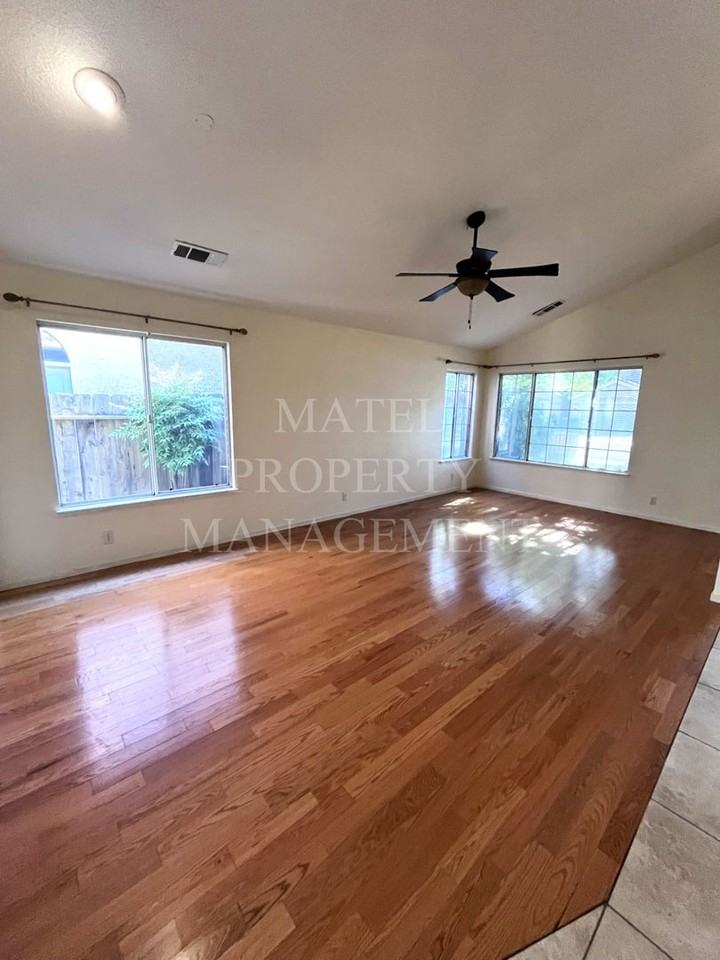 3904 Breda Ct - Photo 3 of 20