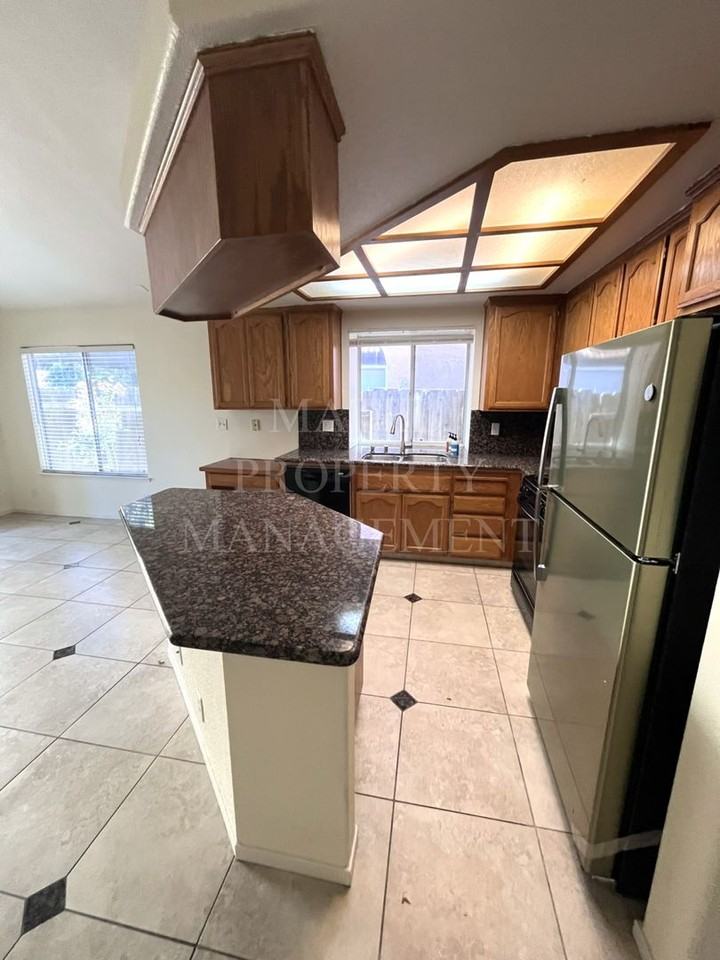 3904 Breda Ct - Photo 4 of 20