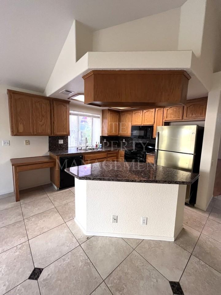 3904 Breda Ct - Photo 5 of 20