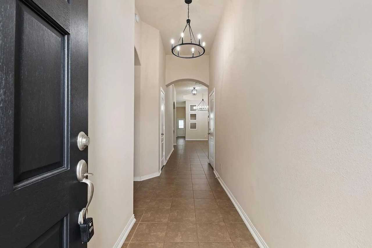16007 David Hill Ln - Photo 3 of 38