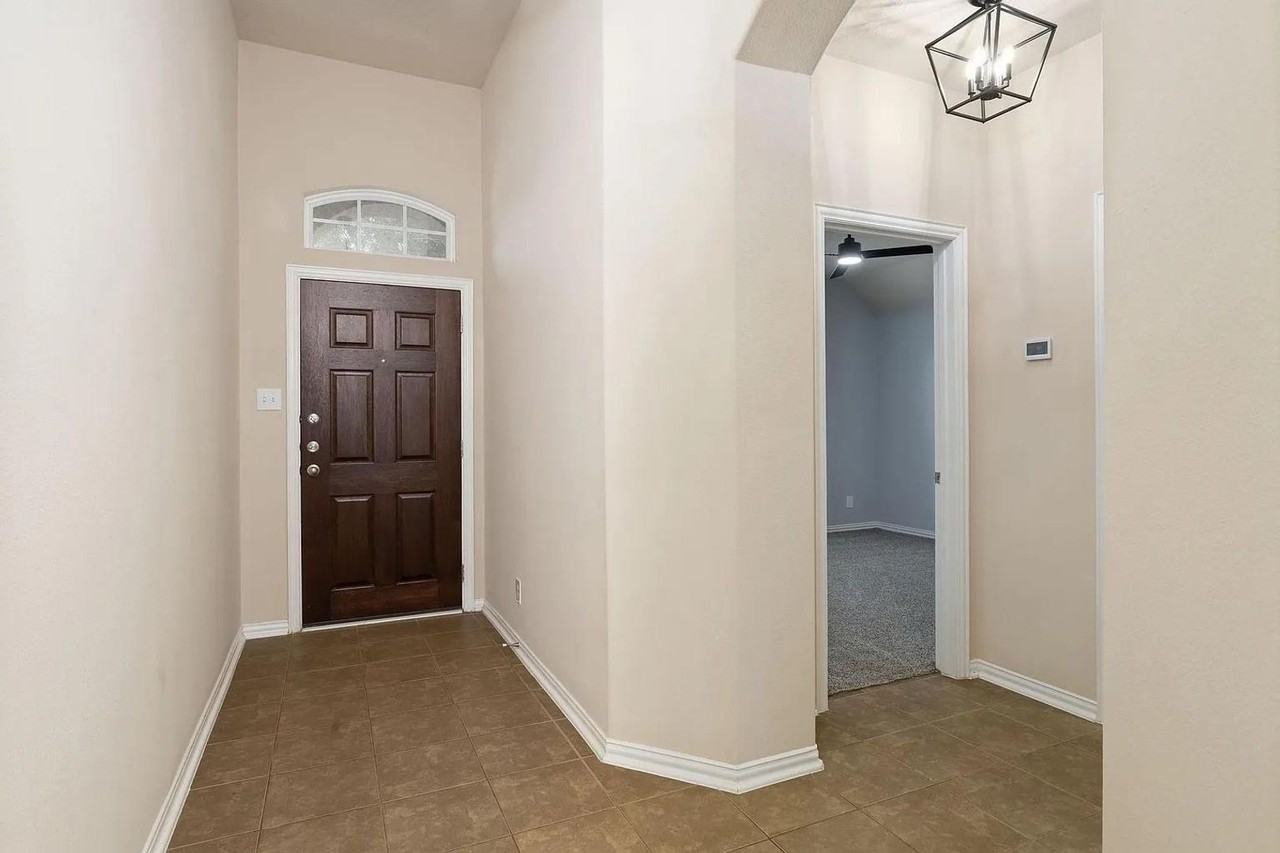 16007 David Hill Ln - Photo 4 of 38