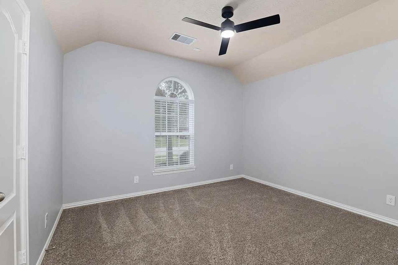 16007 David Hill Ln - Photo 5 of 38