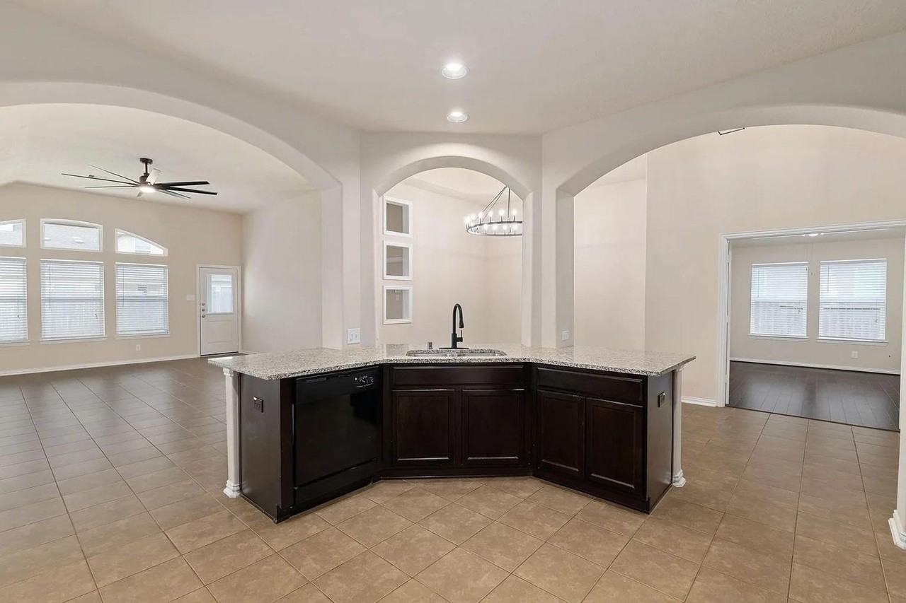 16007 David Hill Ln - Photo 7 of 38