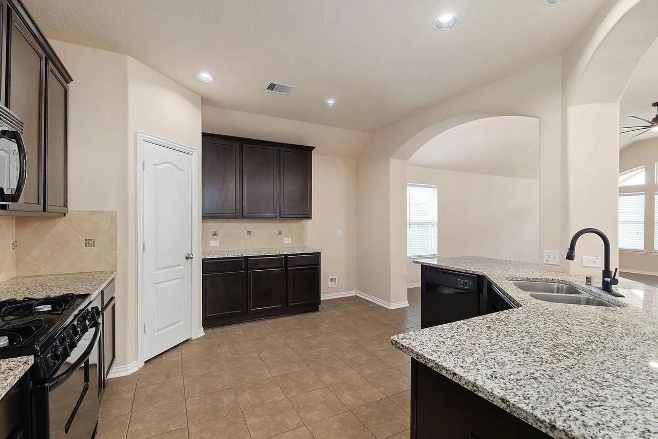 16007 David Hill Ln - Photo 7 of 38