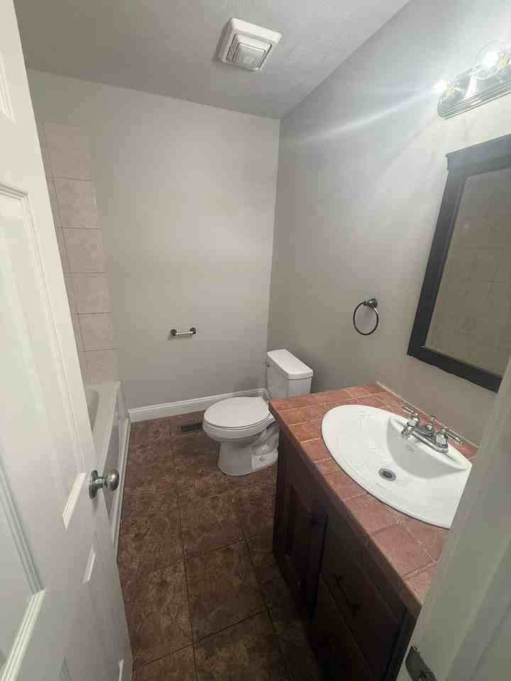 211 E 13th St - Photo 5 of 23
