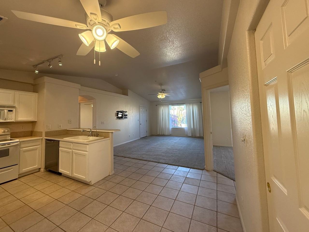 470 Acoma Blvd S - Photo 6 of 22