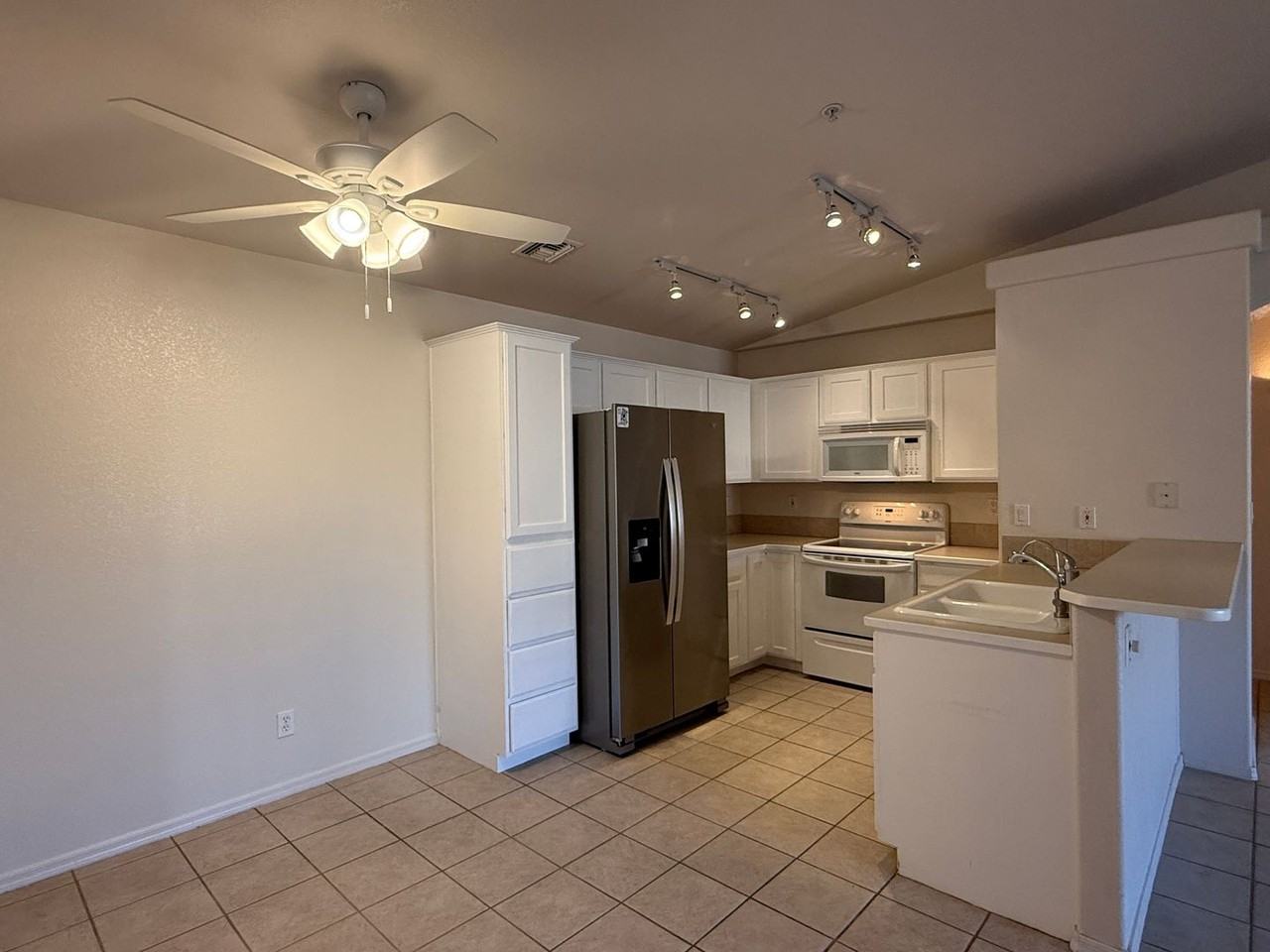 470 Acoma Blvd S - Photo 7 of 22