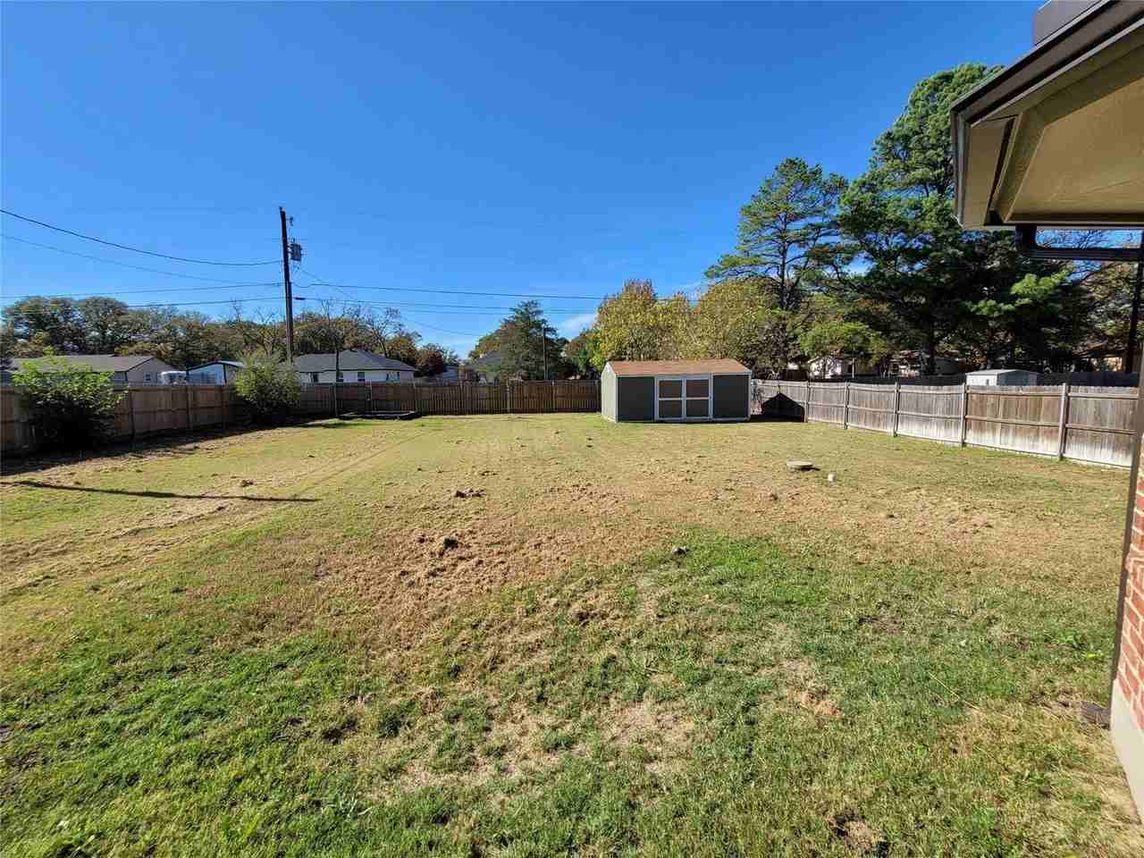 405 Oakwood St - Photo 3 of 20
