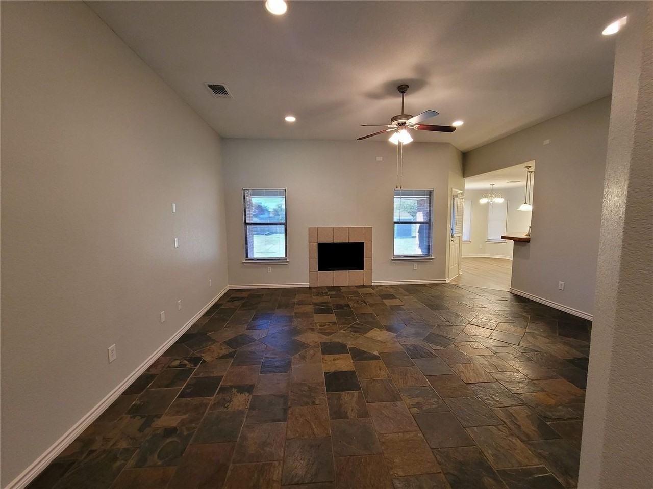 405 Oakwood St - Photo 4 of 20