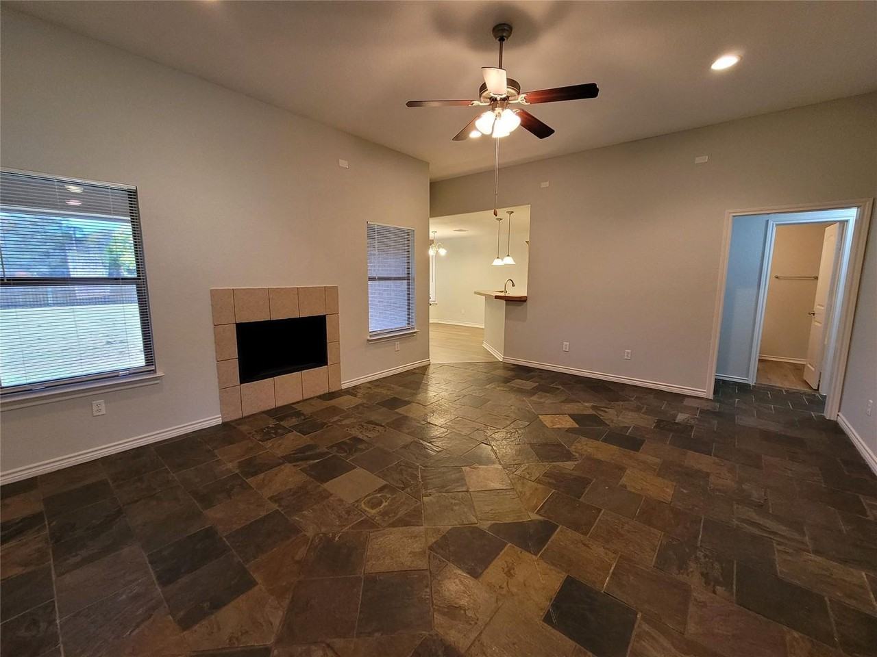 405 Oakwood St - Photo 5 of 20
