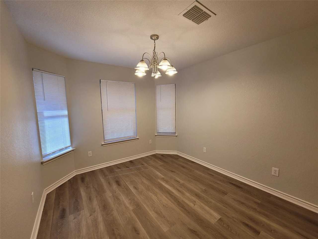 405 Oakwood St - Photo 6 of 20