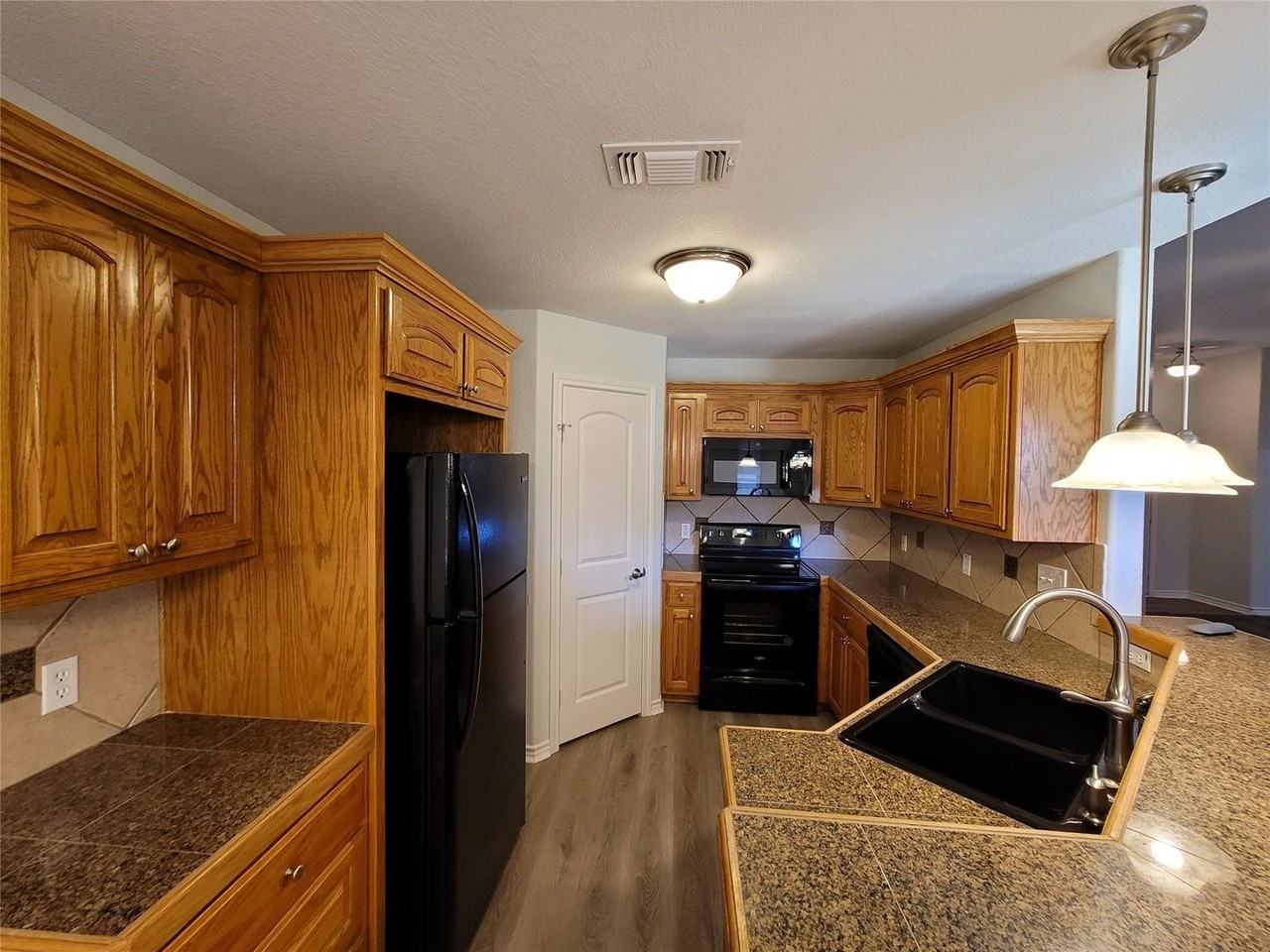 405 Oakwood St - Photo 7 of 20