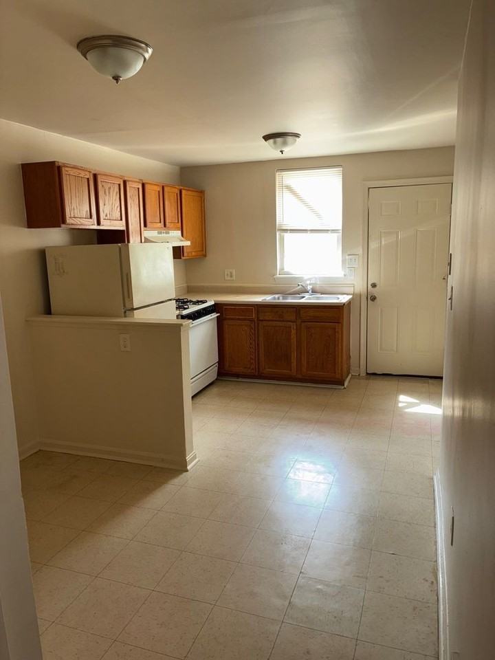 428 S Gilmor St - Photo 2 of 8