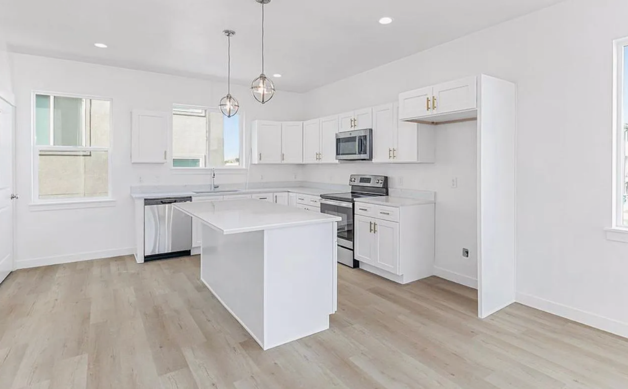 476 S 680 E - Photo 2 of 18