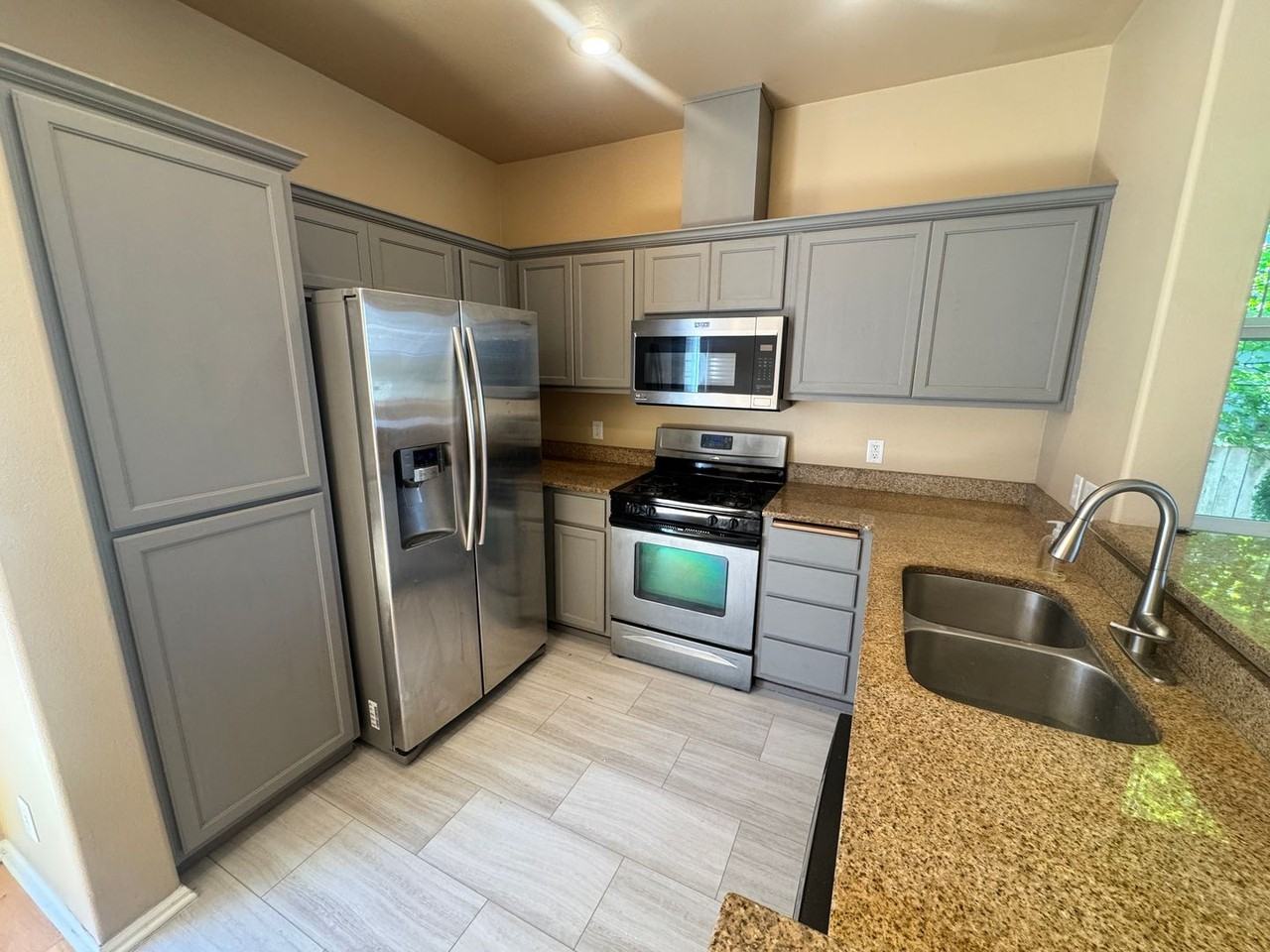 1625 Hamlet Ln - Photo 6 of 16