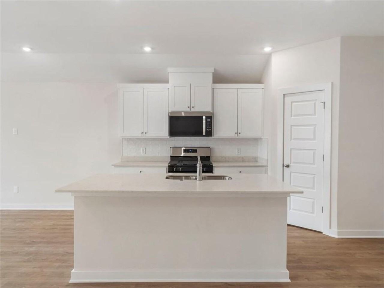 618 S Neon Ave - Photo 3 of 22