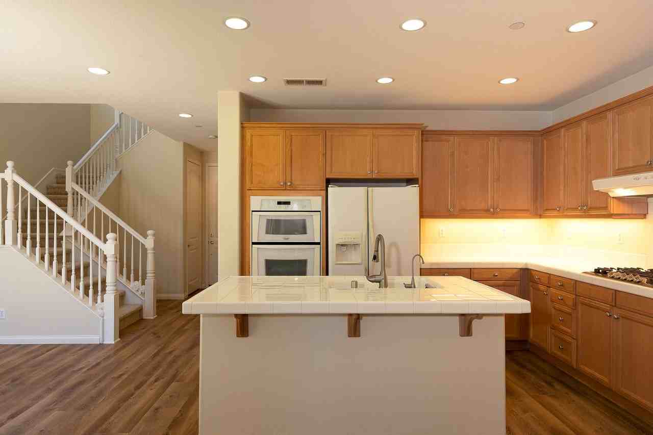326 Lakeview Ct - Photo 3 of 34
