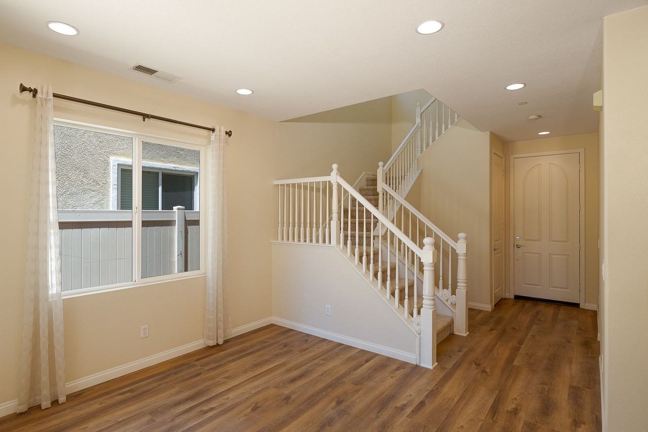 326 Lakeview Ct - Photo 4 of 34