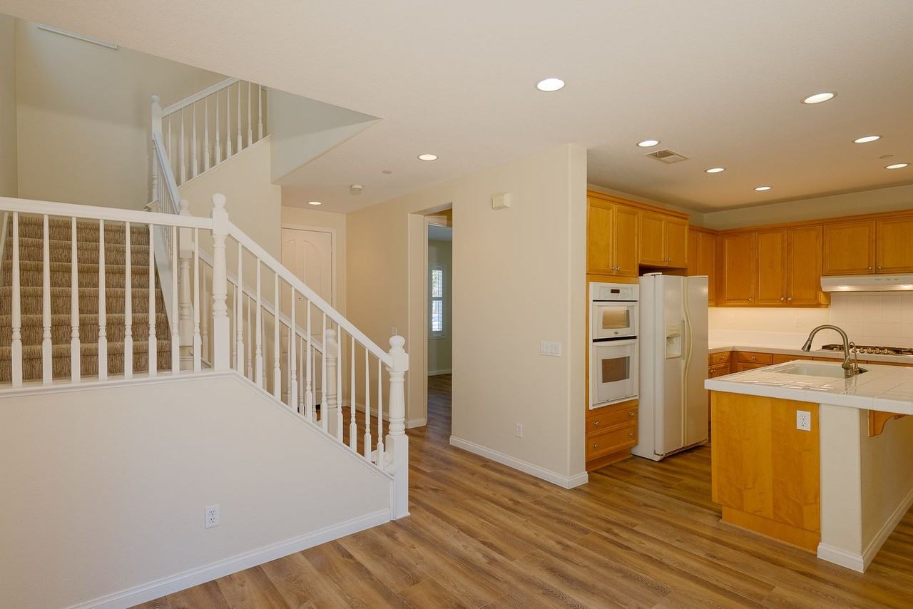 326 Lakeview Ct - Photo 5 of 34