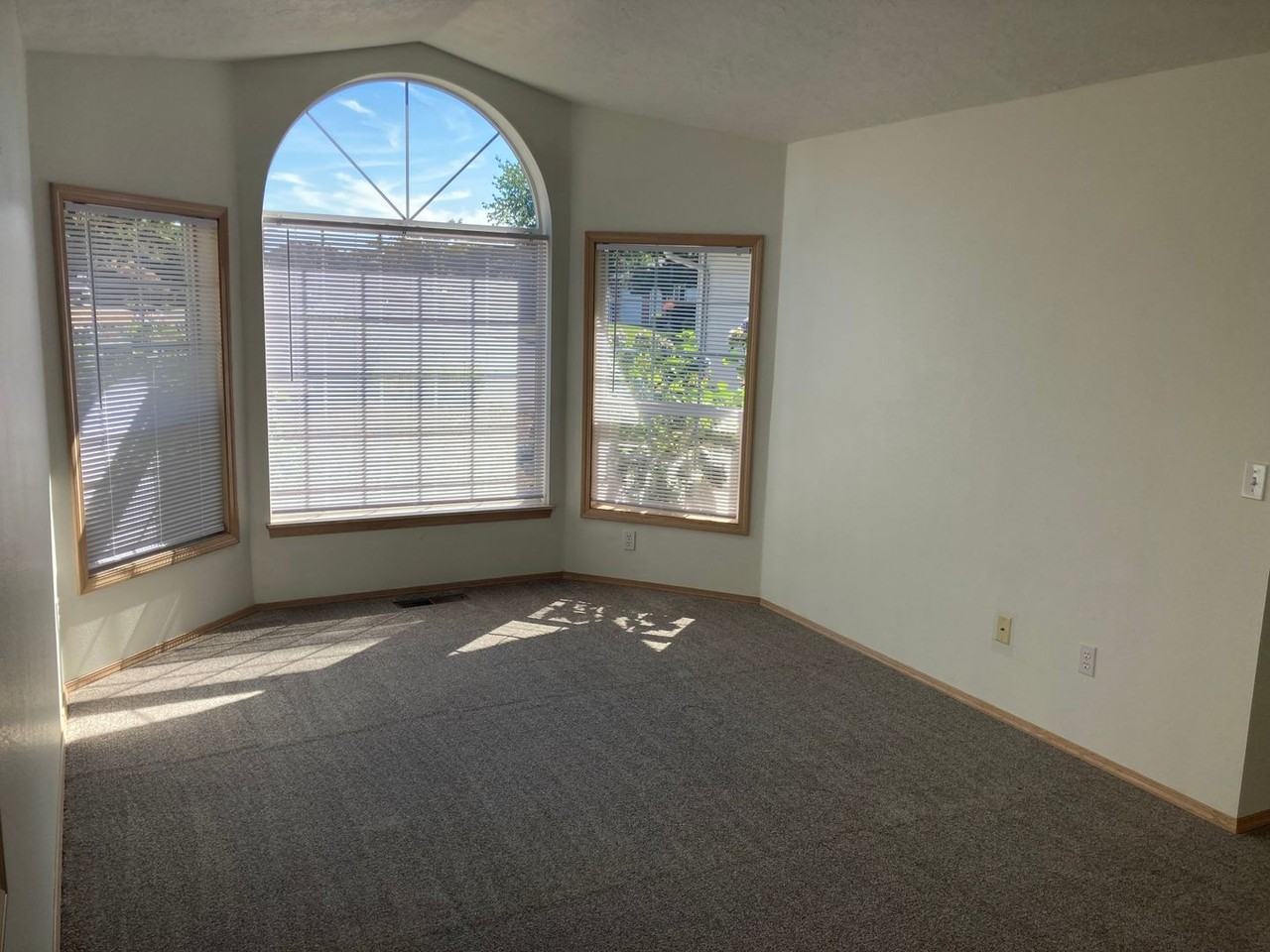 5423 Monterey Dr Se - Photo 2 of 23