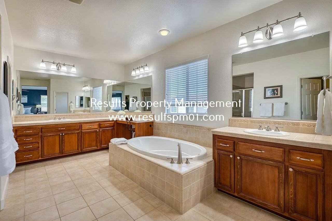 2425 Foxcroft Cir - Photo 2 of 30