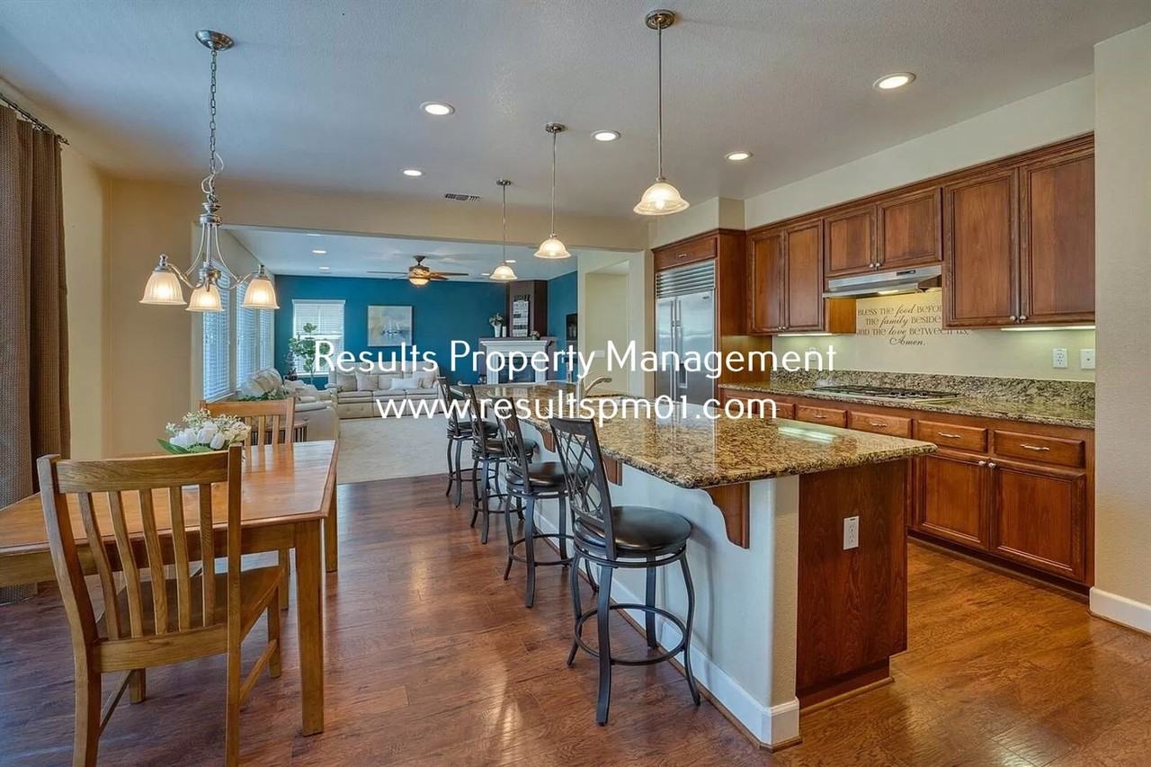 2425 Foxcroft Cir - Photo 3 of 30