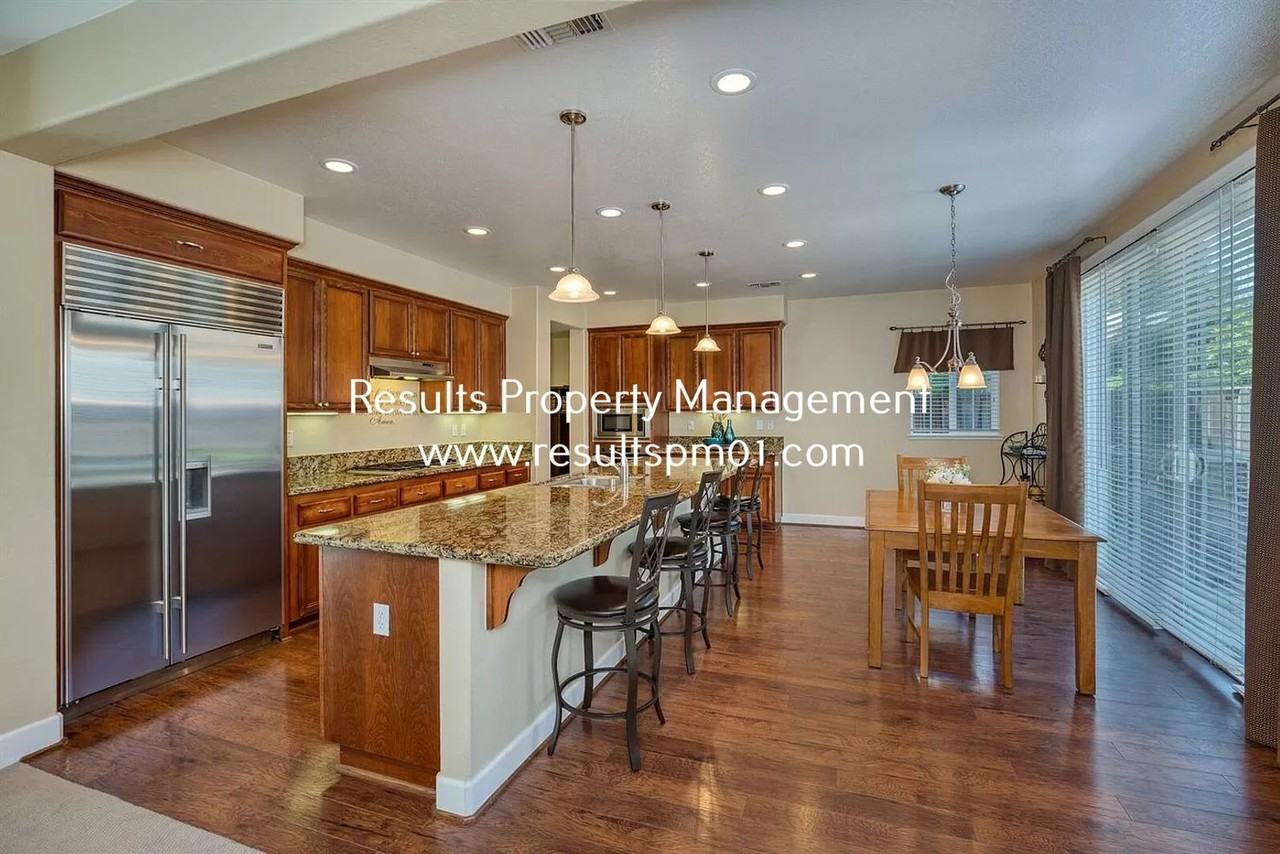 2425 Foxcroft Cir - Photo 6 of 30