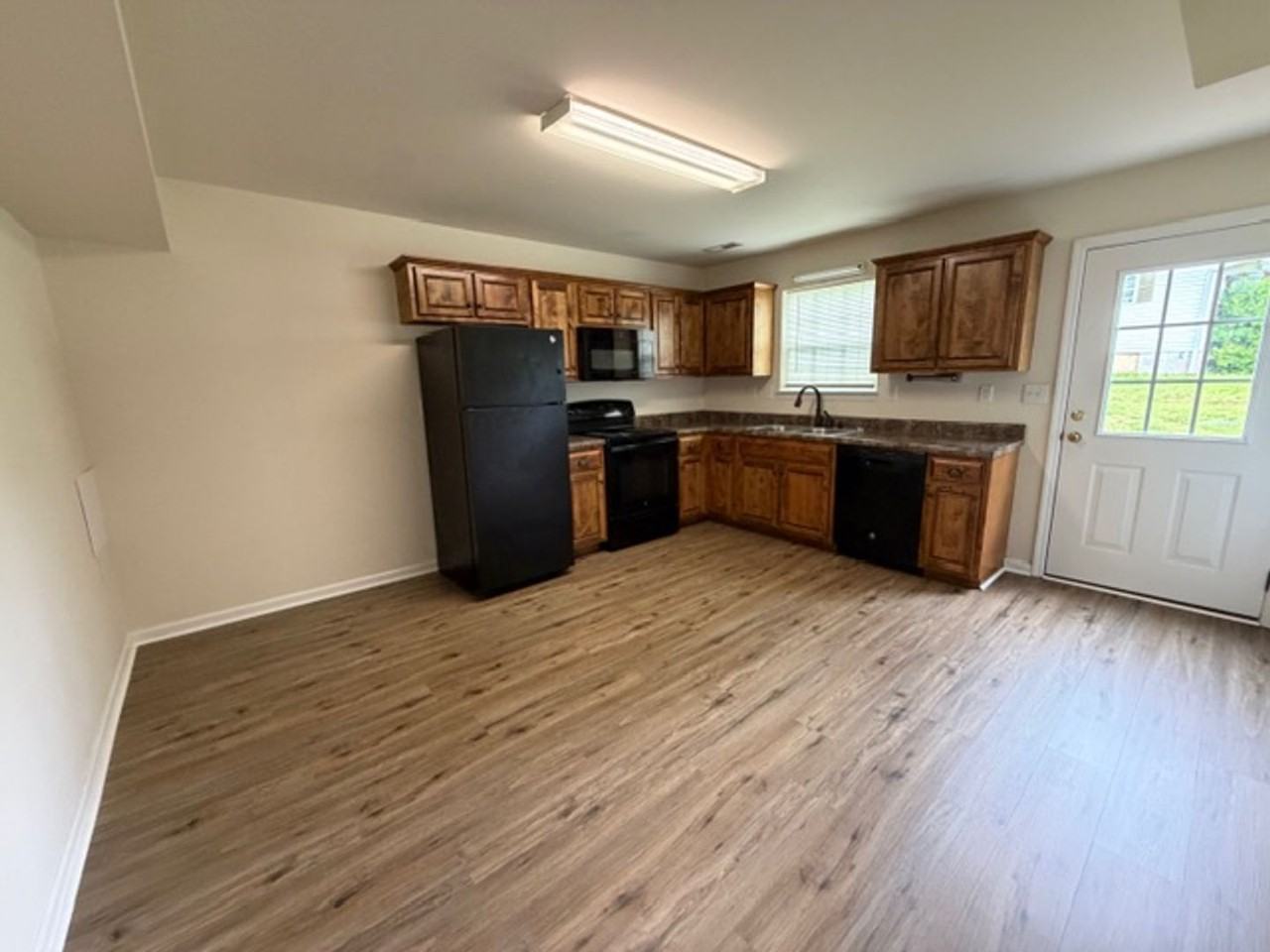1293 Pond St Se - Photo 3 of 11