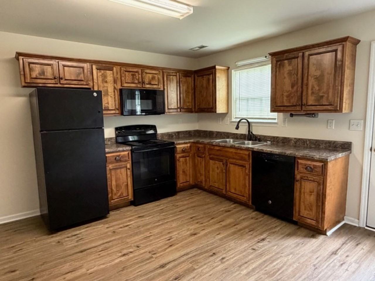 1293 Pond St Se - Photo 4 of 11