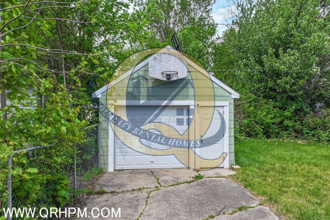 2544 Tyrone St - Photo 2 of 18