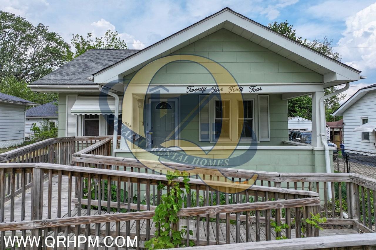 2544 Tyrone St - Photo 4 of 18