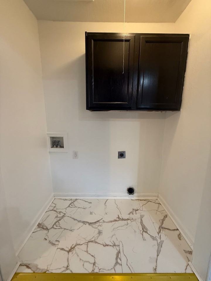 2323 E Division St - Photo 5 of 13