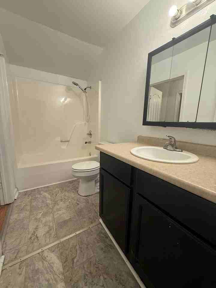 2323 E Division St - Photo 6 of 13