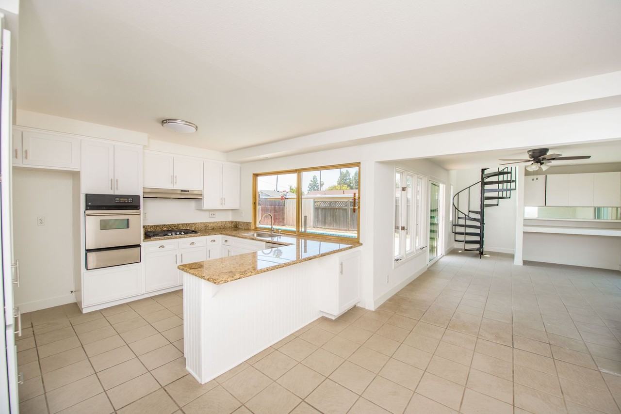 3069 Hayes Ave - Photo 3 of 40