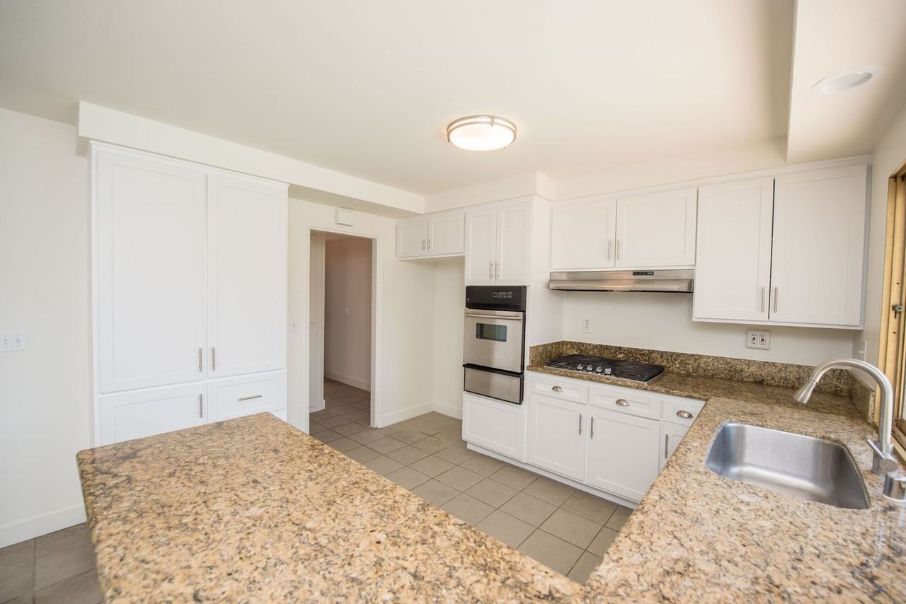 3069 Hayes Ave - Photo 5 of 40