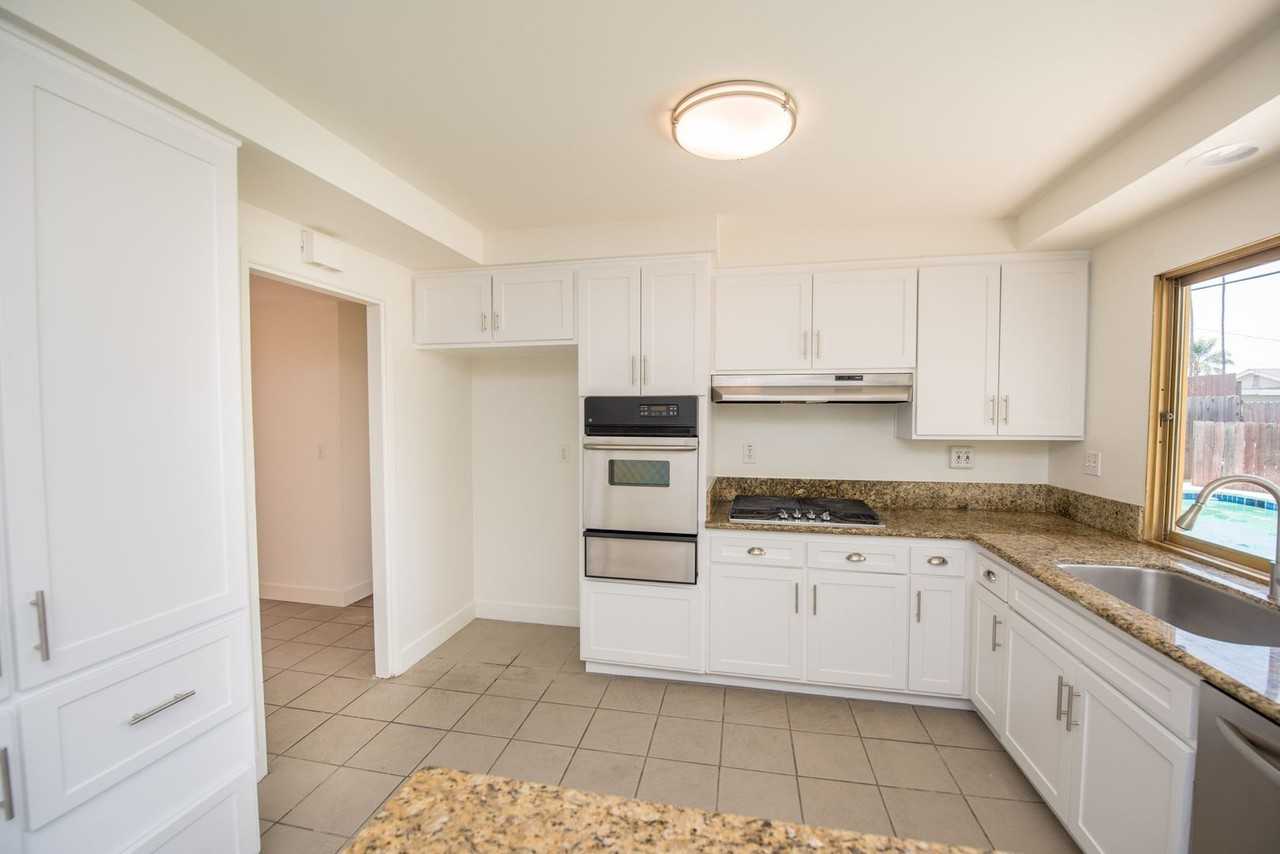 3069 Hayes Ave - Photo 7 of 40