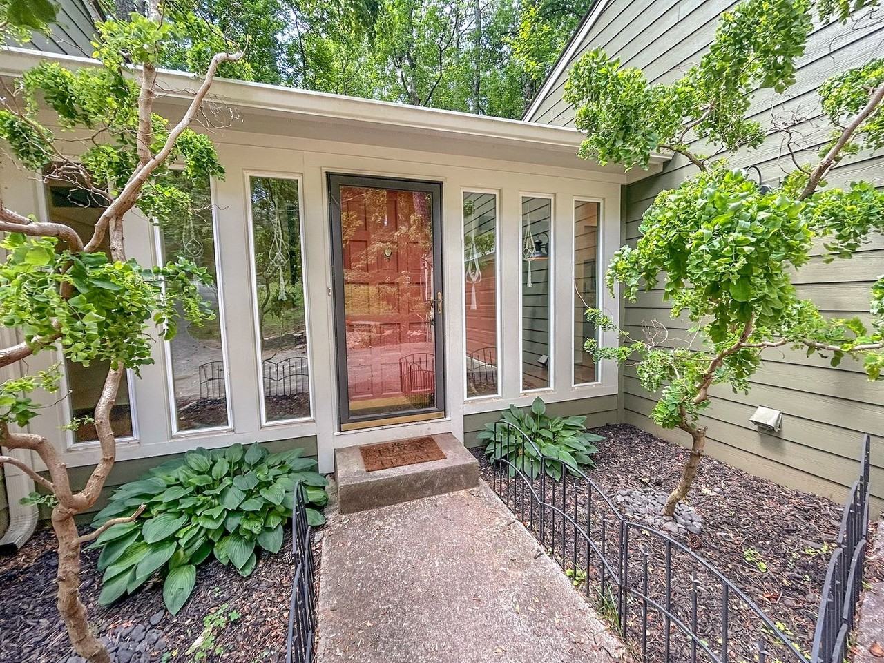 1642 Hillside St - Photo 4 of 32