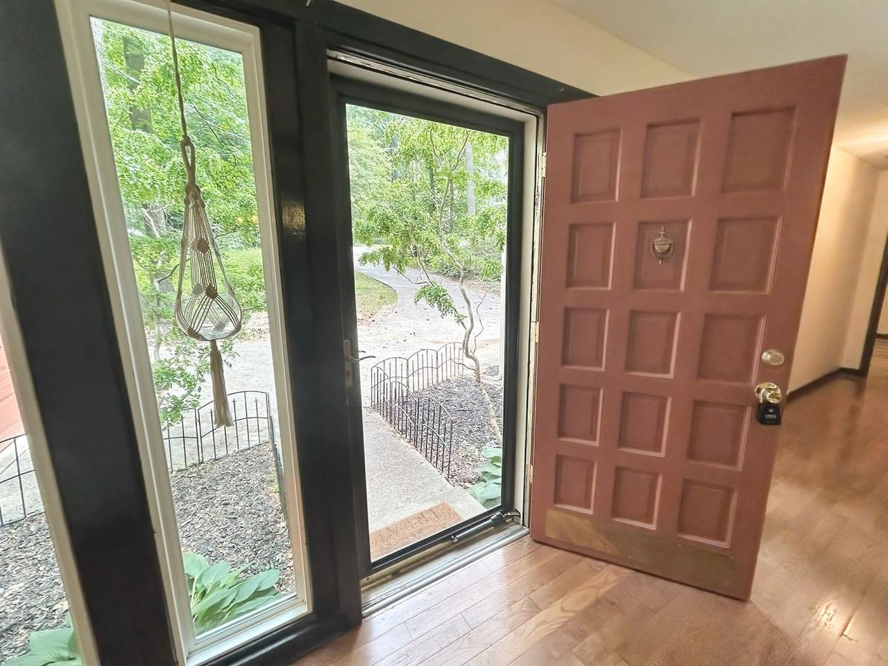 1642 Hillside St - Photo 5 of 32