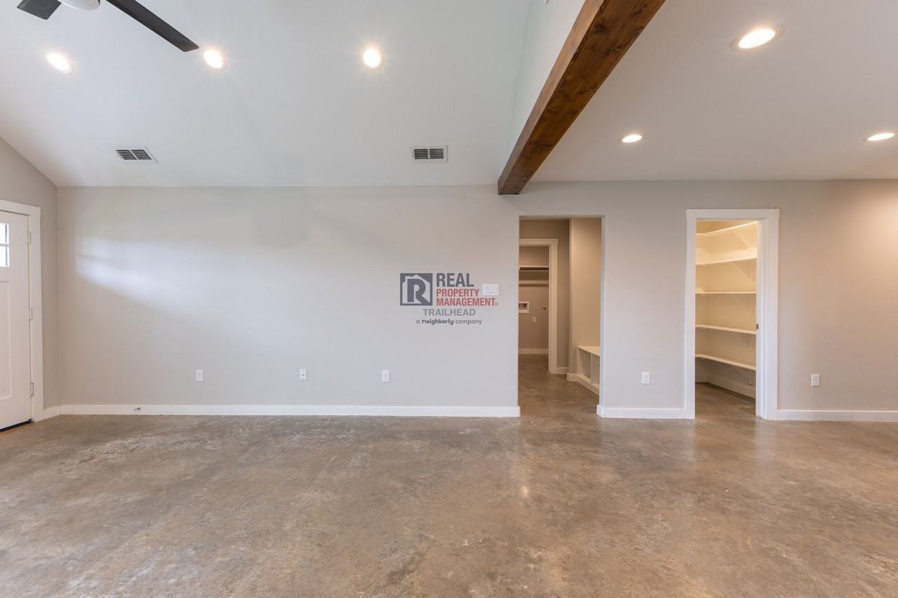 2314 Creekview Dr - Photo 3 of 19