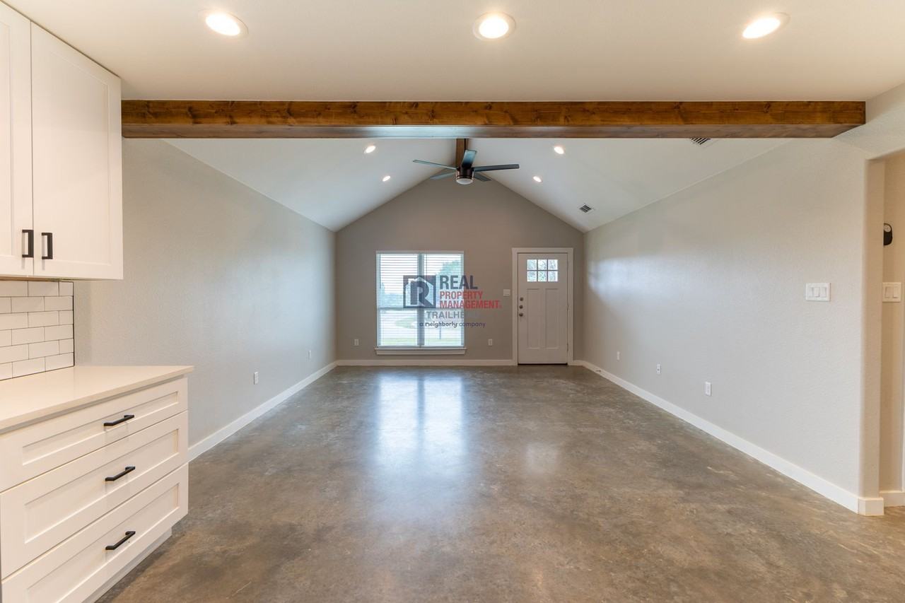2314 Creekview Dr - Photo 4 of 19
