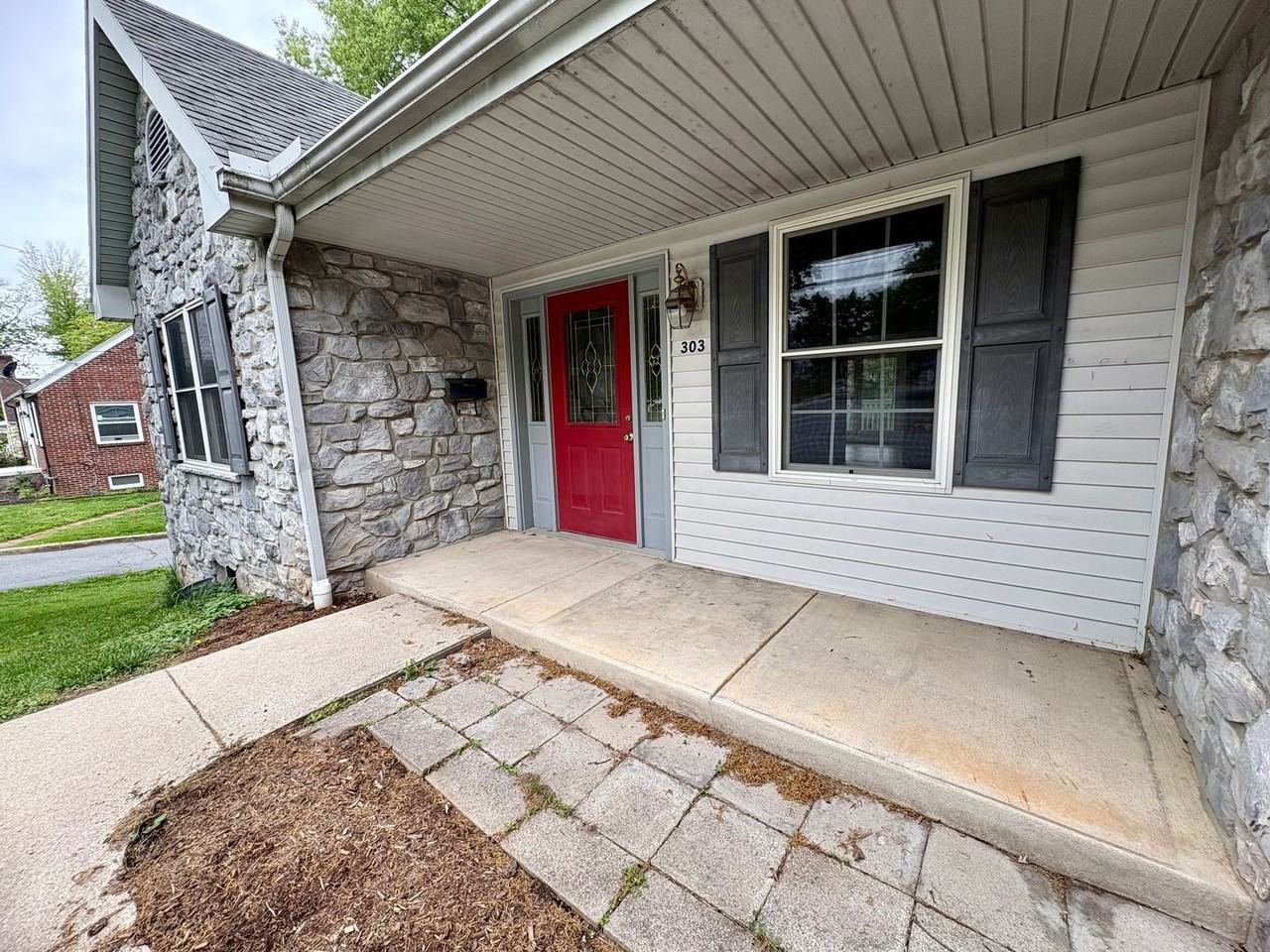 303 E Orange St - Photo 2 of 36