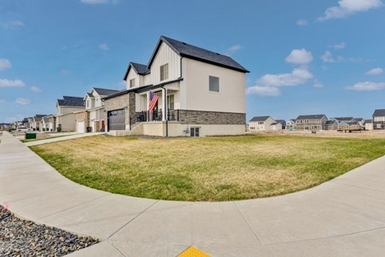 994 S 4090 W - Photo 2 of 44