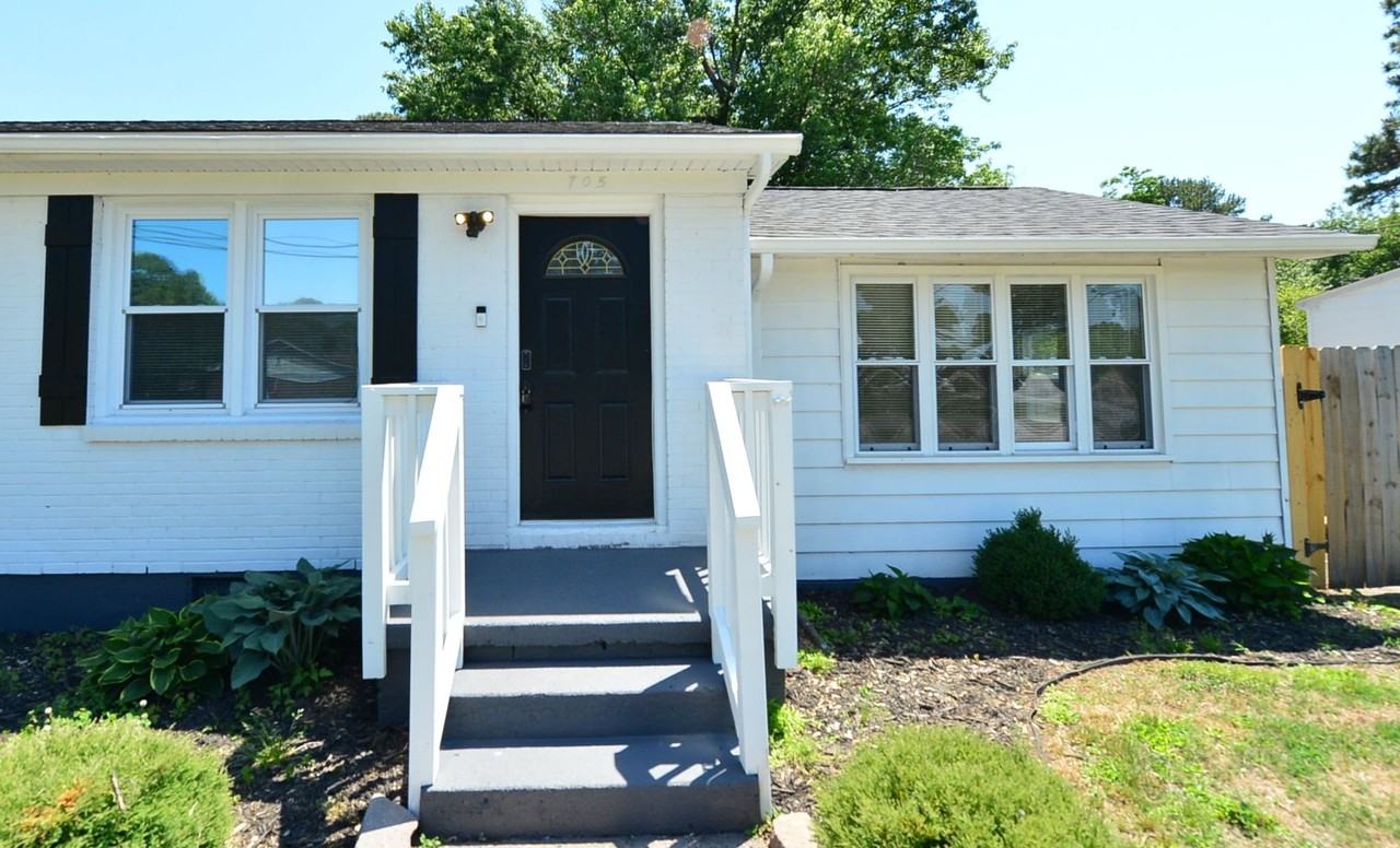 705 Warfield Dr - Photo 2 of 25