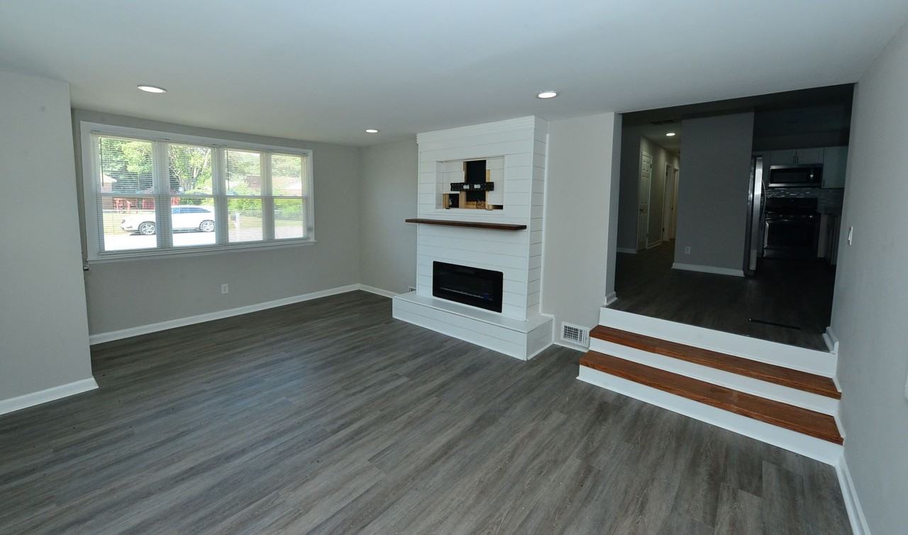 705 Warfield Dr - Photo 3 of 25