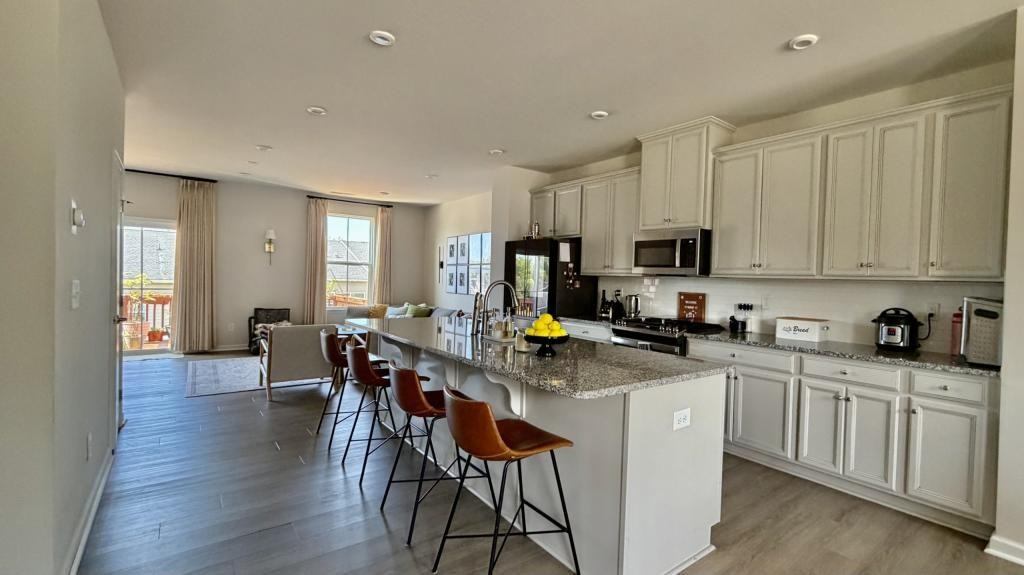909 Portrush Ln - Photo 3 of 25