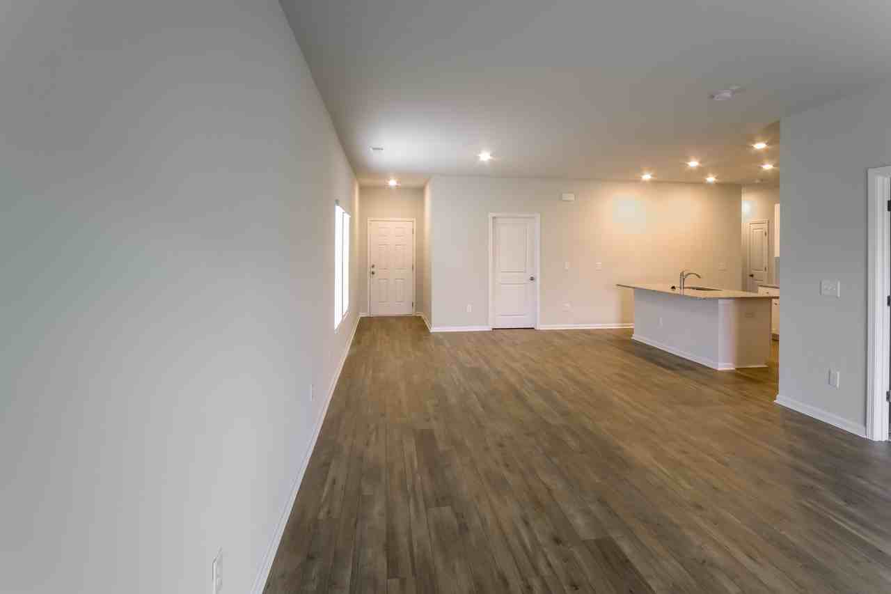 709 Watercliff Dr - Photo 5 of 20