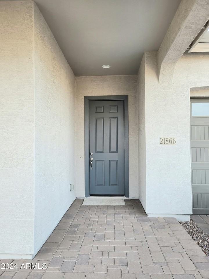 21866 E Stirrup Ct - Photo 3 of 30