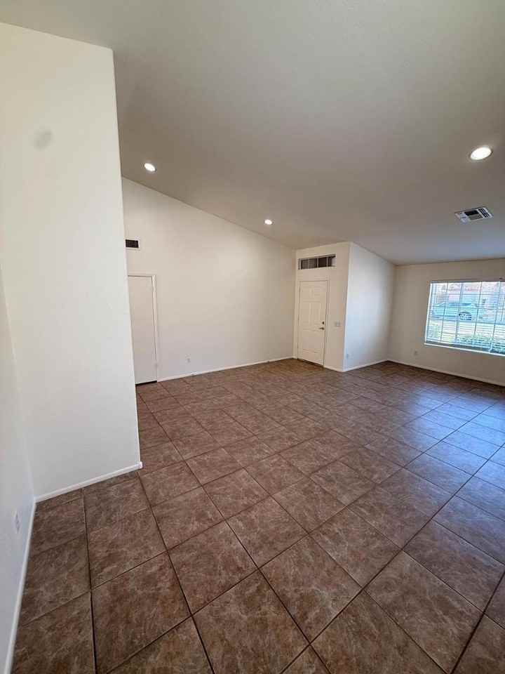 4556 E Charleston Ave - Photo 5 of 37