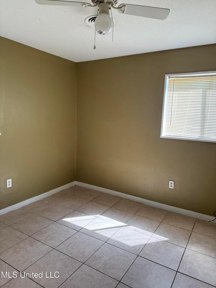 3020 Lakewood Dr - Photo 3 of 7