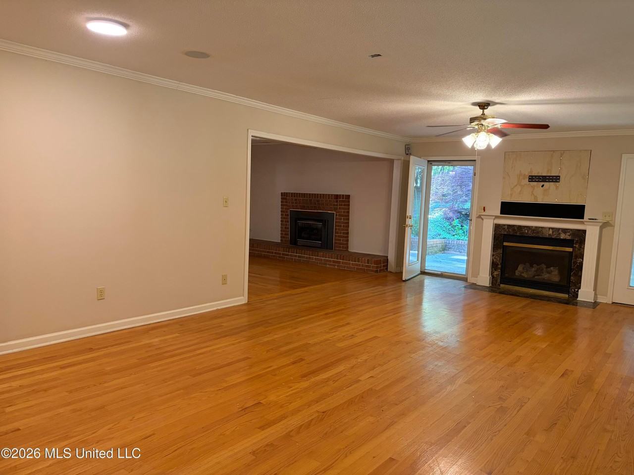 870 Green Acres Dr - Photo 5 of 36